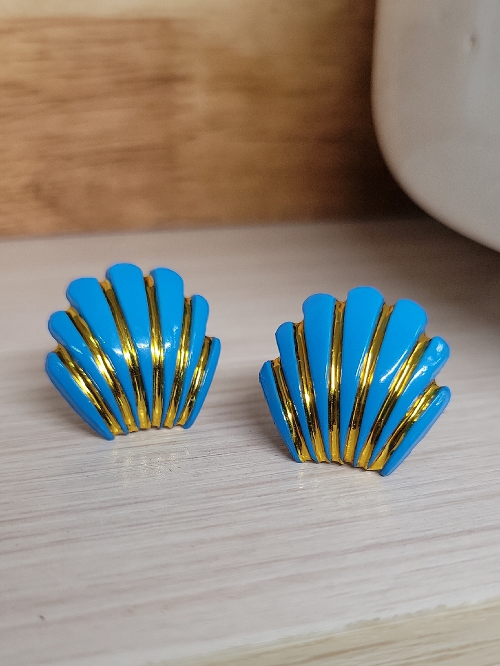 Retro Clamshell MCM Blue & Gold Shell Earrings